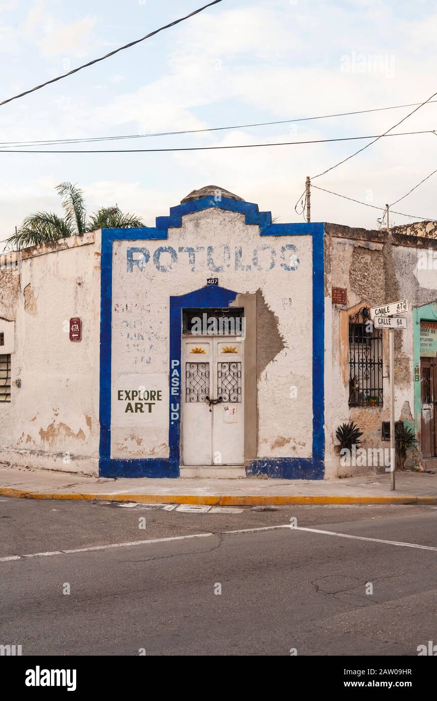 Holztür in einem typischen farbenfrohen Kolonialgebäude in Merida, Yucatan, Mexiko. Stockfoto