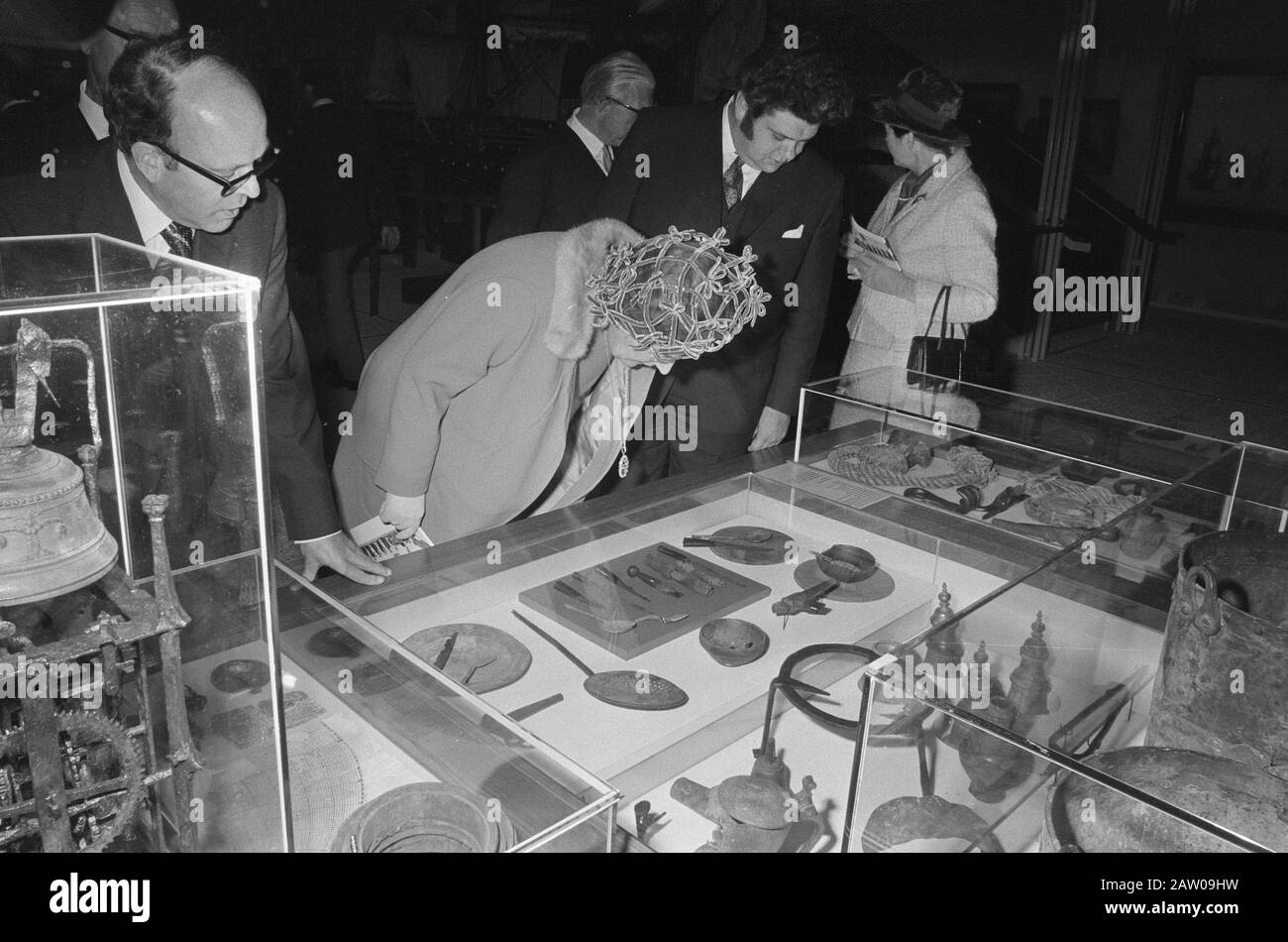 Königin Juliana besucht die niederländische Geschichtsabteilung im Rijksmuseum Amsterdam, Königin Juliana (l) Convee (Department of History), (r) Vonhoff Datum: 21. Oktober 1971 Ort: Amsterdam, Noord-Holland Schlüsselwörter: Besuch, Königinnen Personenname: Juliana (Königin Niederlande), Vonhoff, Henk Stockfoto
