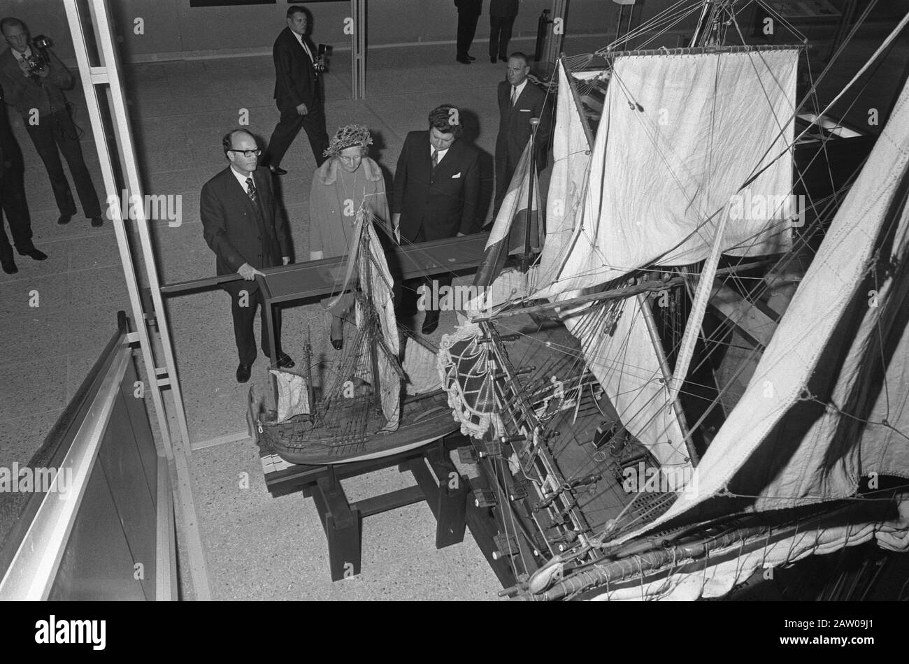 Königin Juliana besucht die niederländische Geschichtsabteilung im Rijksmuseum Amsterdam, Königin Juliana am Schiffsdatum: 21. Oktober 1971 Standort: Amsterdam, Noord-Holland Schlüsselwörter: Besuch, Königinnen Personenname: Juliana (Königin Niederlande) Institutionenname: Nationalmuseum Stockfoto