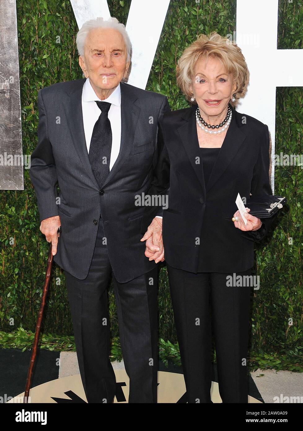 Los Angeles, USA. Februar 2013. Kirk Douglas und Frau Anne 519 auf der Oscar-Party der Vanity Fair 2013 im Sunset Tower in Los Angeles.Kirk Douglas und Ehefrau Anne 519 ------------ Credit: Tsuni/USA/Alamy Live News Stockfoto