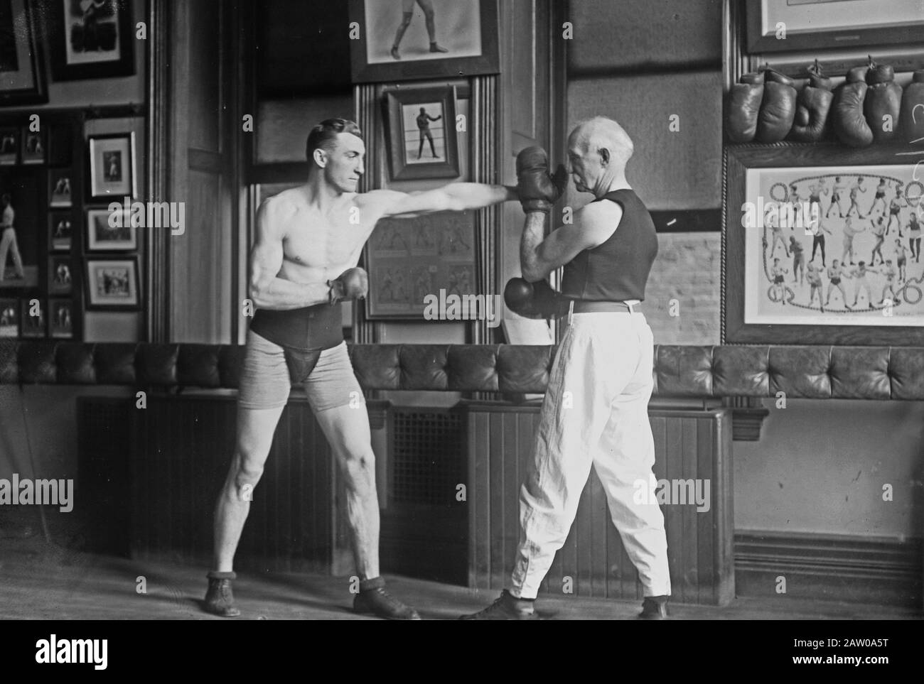 Boxer Mike Donovan trainiert einen jungen Kämpfer Ca. 1910-1915 Stockfoto