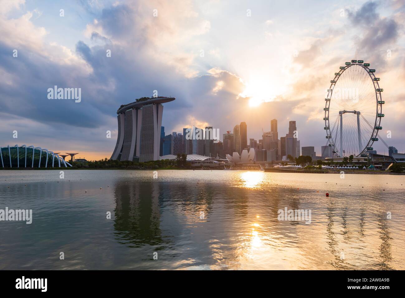 Sonnenuntergang von Singapore City Skyline. Die beste Aussicht auf Singapur Stockfoto