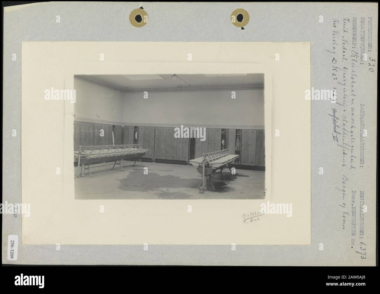 Umkleideräume Dress Lokale und Waschanlagen in der südniederländischen Gießerei und Maschine in Bergen op Zoom Datum: Undatierte Lage: Bergen op Zoom, Noord-Brandant Schlüsselwörter: Arbeit, Umkleideräume, Institution Name Waschräume: Südniederländisches Gusseisen und Maschine Stockfoto