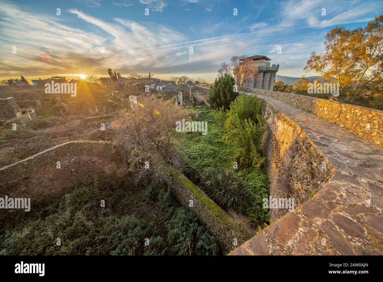 Mittelalterliche Landschaft in der erstaunlichen und verlassenen Stadt Granadilla. Imposante mittelalterliche Burg mit Turm zwischen der umgebenden Wehrmauer Stockfoto