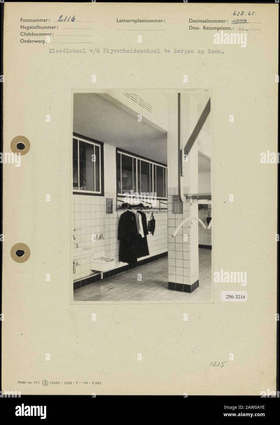 Umkleideräume Dress Local of the Industrial School in Bergen op Zoom Date: Undated Location: Bergen op Zoom, Noord-brabant Keywords: Umkleidekabinen Institution Name: Nijverheidsschool Stockfoto