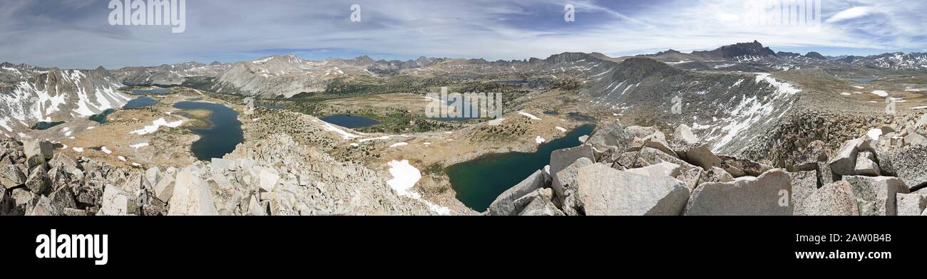 Panorama von einem Punkt im Humphreys Basin in den Bergen der Sierra Nevada mit alpinen Seen und Gipfeln Stockfoto