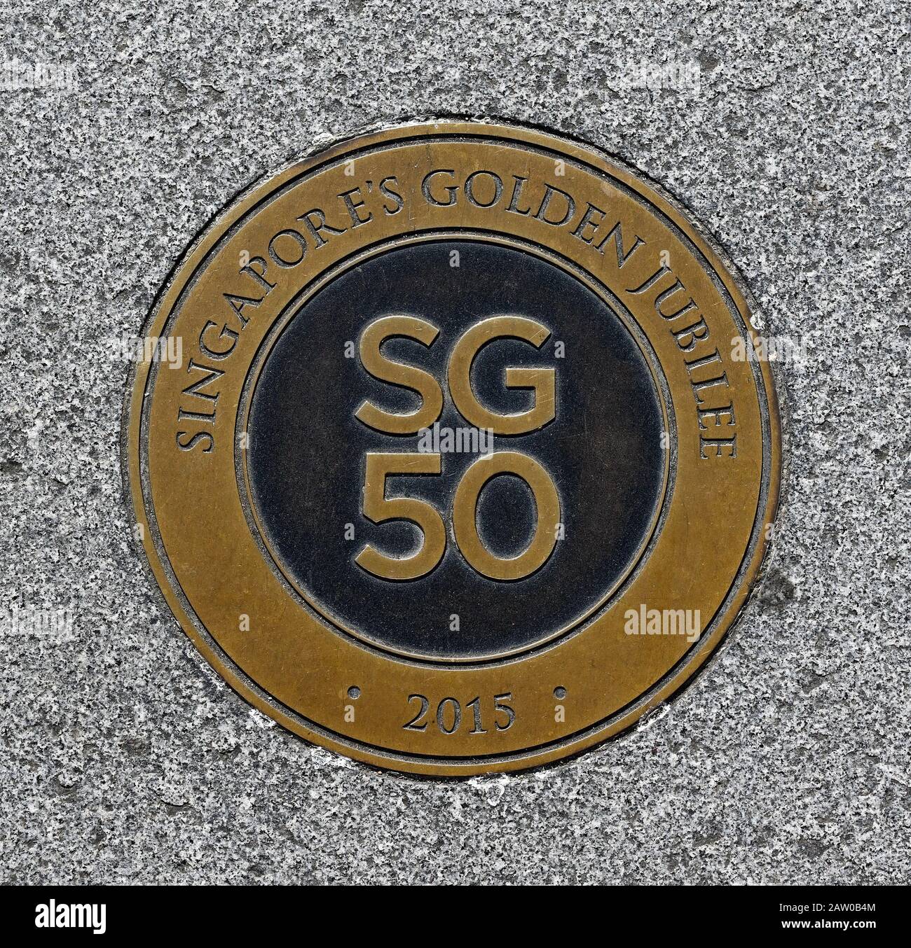 Singapur, singapur - 2020.01.25: Runder bronzener Straßenbelag an der anderson-brücke im Gedenken an singapur 50 Jahre Staatsjubiläum Stockfoto