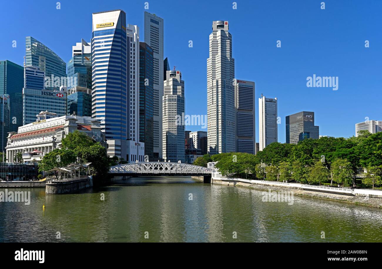 Singapur, singapur - 2020.01.25: Blick über den fluss singapur auf anderson Bridge, fullerton Hotel und Central Business District (cbd) Stockfoto