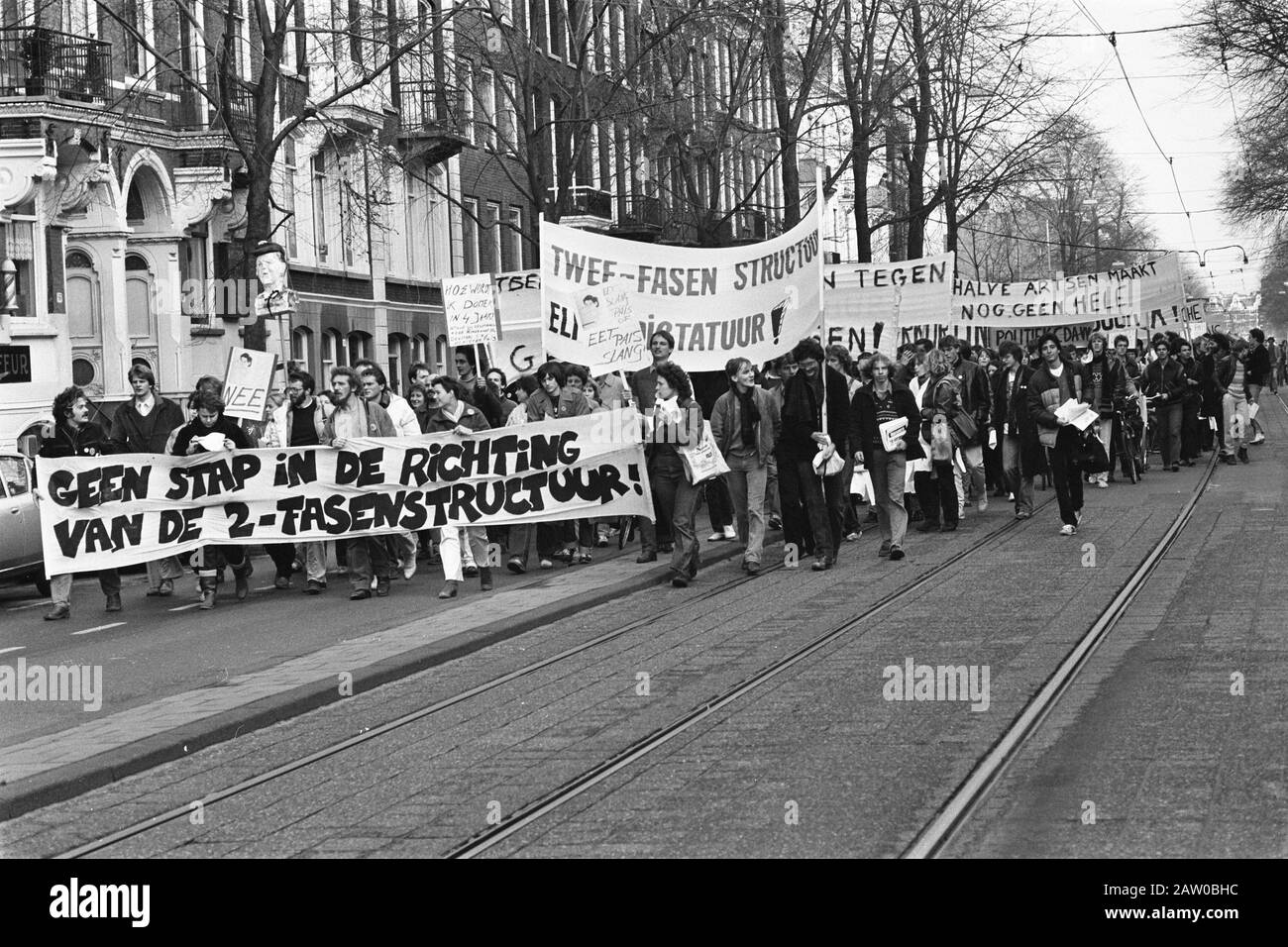 Nationale Einstellung durch Studenten, die gegen Pläne für eine zweiphasige Struktur protestieren und Studenten in Amsterdam demonstrieren Datum: 20. November 1980 Standort: Amsterdam, Noord-Holland Schlüsselwörter: Studenten protestieren Stockfoto