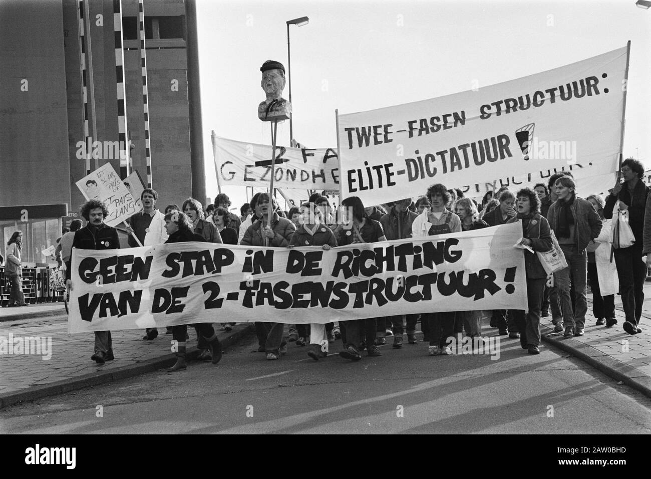 Nationale Einstellung durch Studenten, die gegen Pläne für eine zweiphasige Struktur protestieren und Studenten in Amsterdam demonstrieren Datum: 20. November 1980 Standort: Amsterdam, Noord-Holland Schlüsselwörter: Studenten protestieren Stockfoto