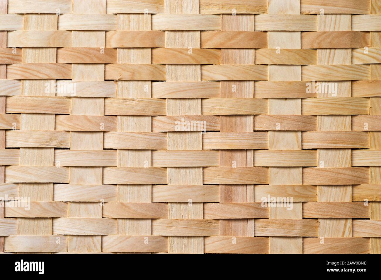 Holzkorbhintergrundstruktur mit gewebten Holzlatten Stockfoto