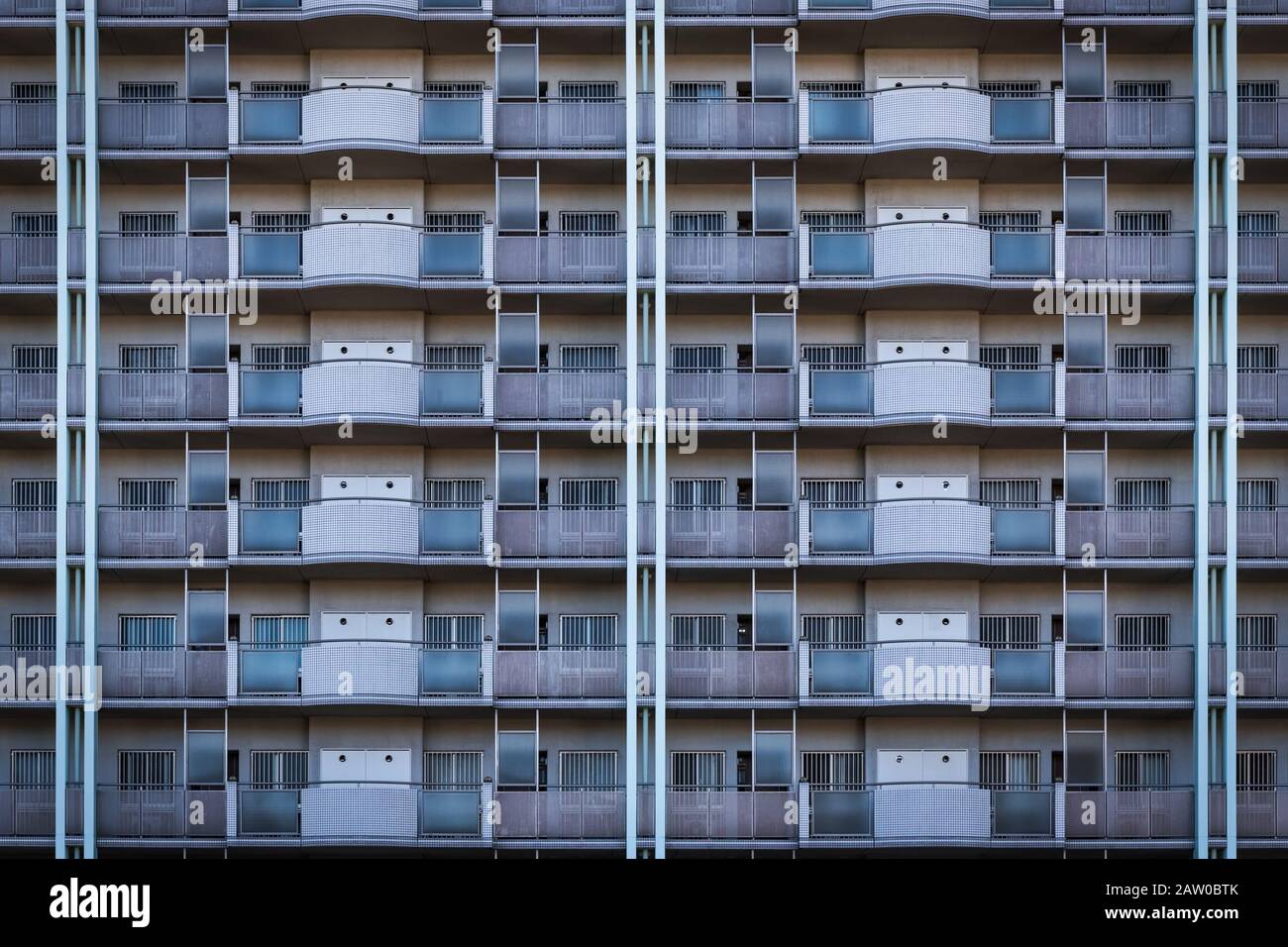 Die Außen- und Uniformpatios eines Gebäudes in Yokosuka, Japan. Stockfoto