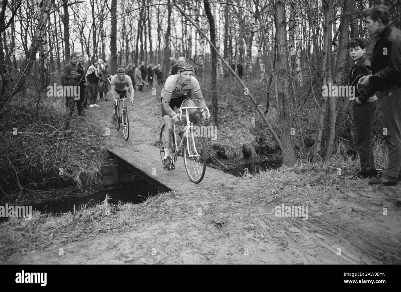 National-Radkreuz in Wassenaar. Gewinner von Dyke und hinter ihm Manus Brinkman Datum: 1. Januar 1962 Ort: Wassenaar, Zuid-Holland Stockfoto