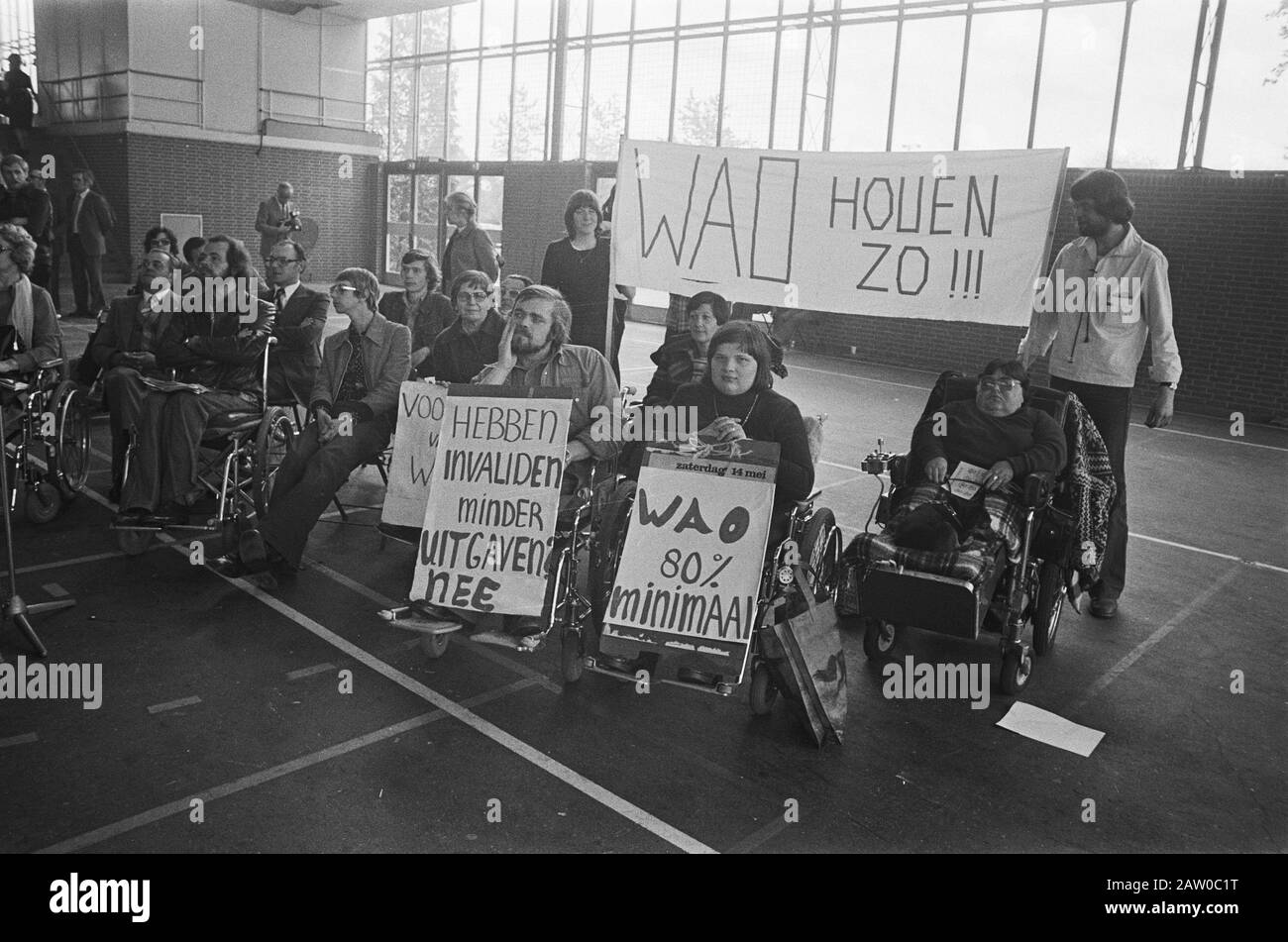 Nationaler Verband Behinderter Menschen, der in Hilversum bei der Reduzierung der Invalidität demonstriert Datum: 14. Mai 1977 Ort: Hilversum Stichwörter: Behinderte, Invaliden, Demonstrationen Stockfoto