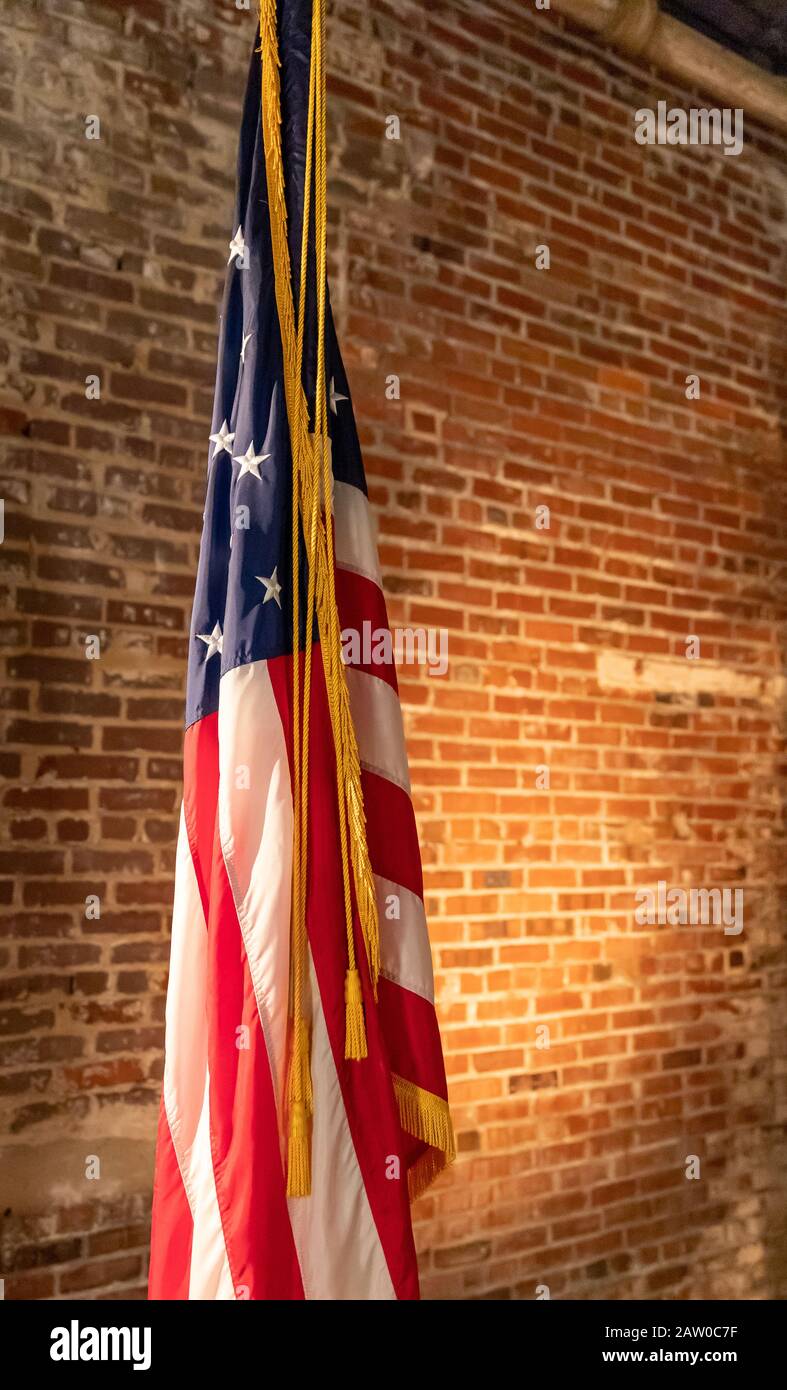 Amerikanische Flagge auf Dem Stand, gegen die alte Ziegelwand, mit Kopierraum. Stockfoto