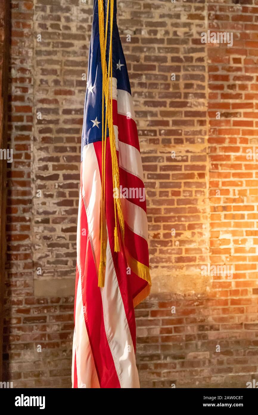 Amerikanische Flagge auf Dem Stand, gegen die alte Ziegelwand, mit Kopierraum. Stockfoto