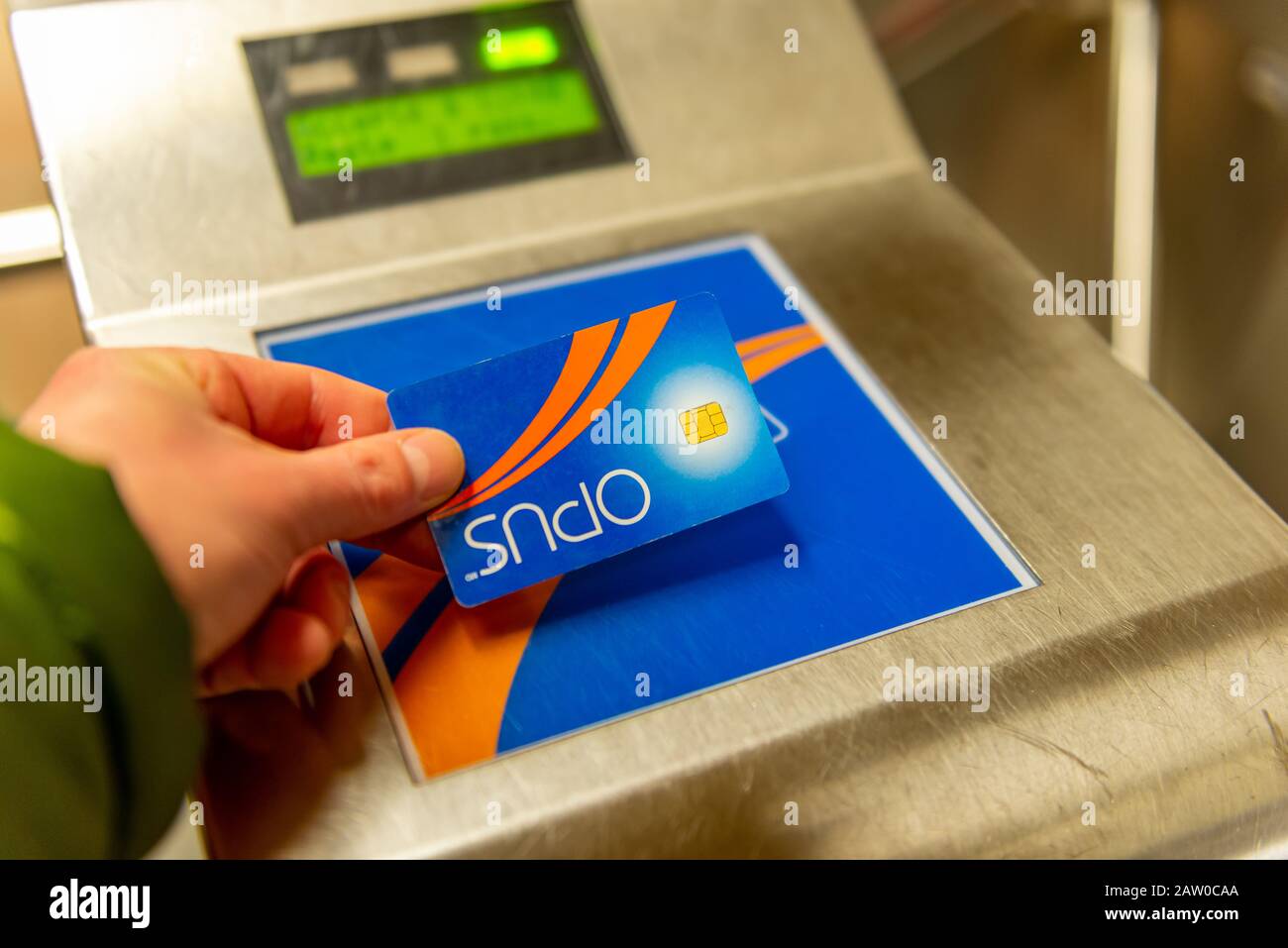 Montreal Quebec Kanada 5. Februar 2020: Opus Card wird verwendet, um die U-Bahn zu betreten und die Karte zu verkleben Stockfoto