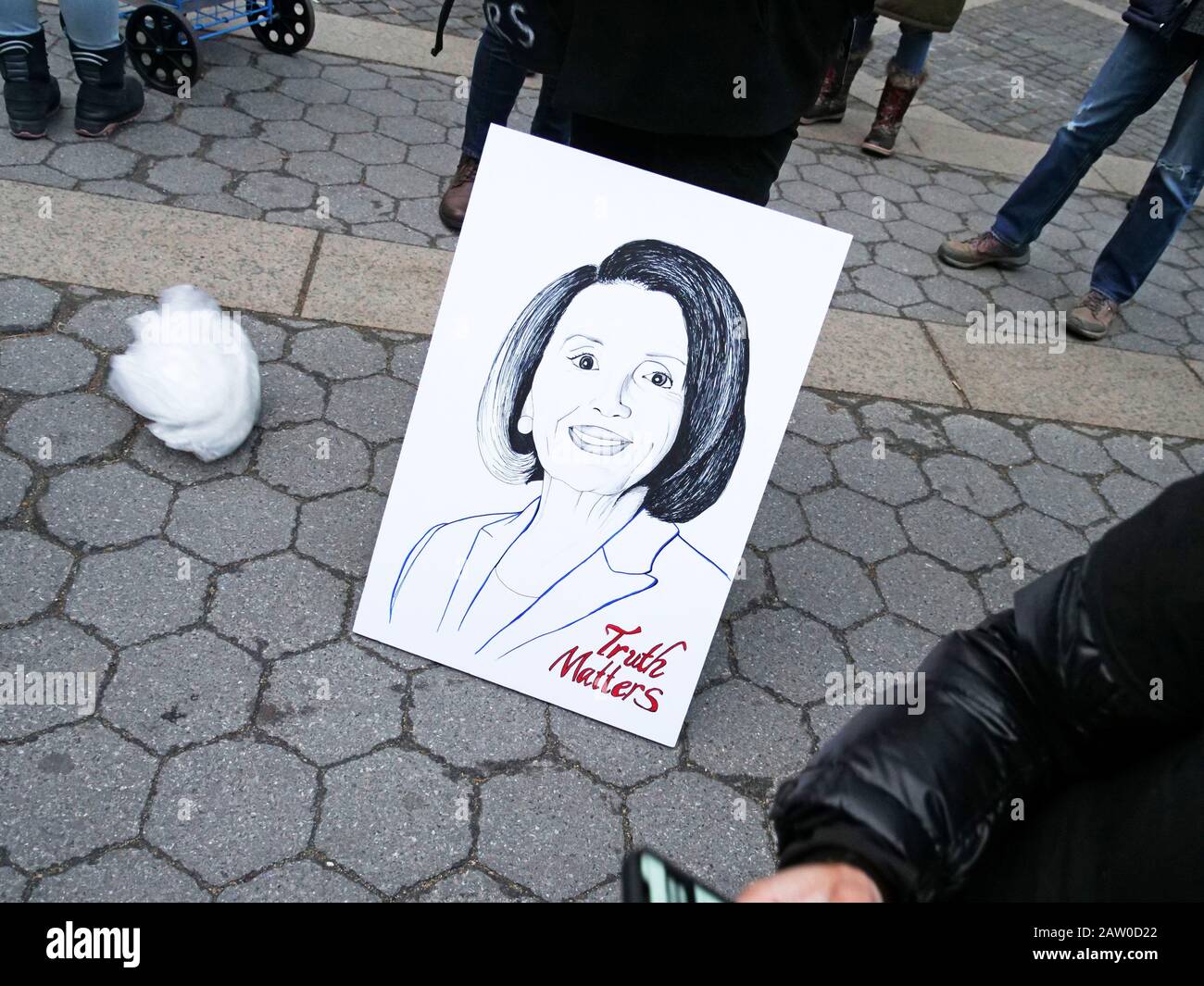 New York, New York, USA. Februar 2020. 750-1000 Menschen sammelten um 17:30 Uhr den Columbus Circle in NYC, nachdem der US-Senat im Amtsenthebungsverfahren gegen den Druck Trumps für Nicht Schuldig gestimmt hatte. Die lautstarke/wütende Menge marschierte dann am 57. ST zum Trump Tower, der ihren Missmut zeigte. Credit: Milo Hess/ZUMA Wire/Alamy Live News Stockfoto