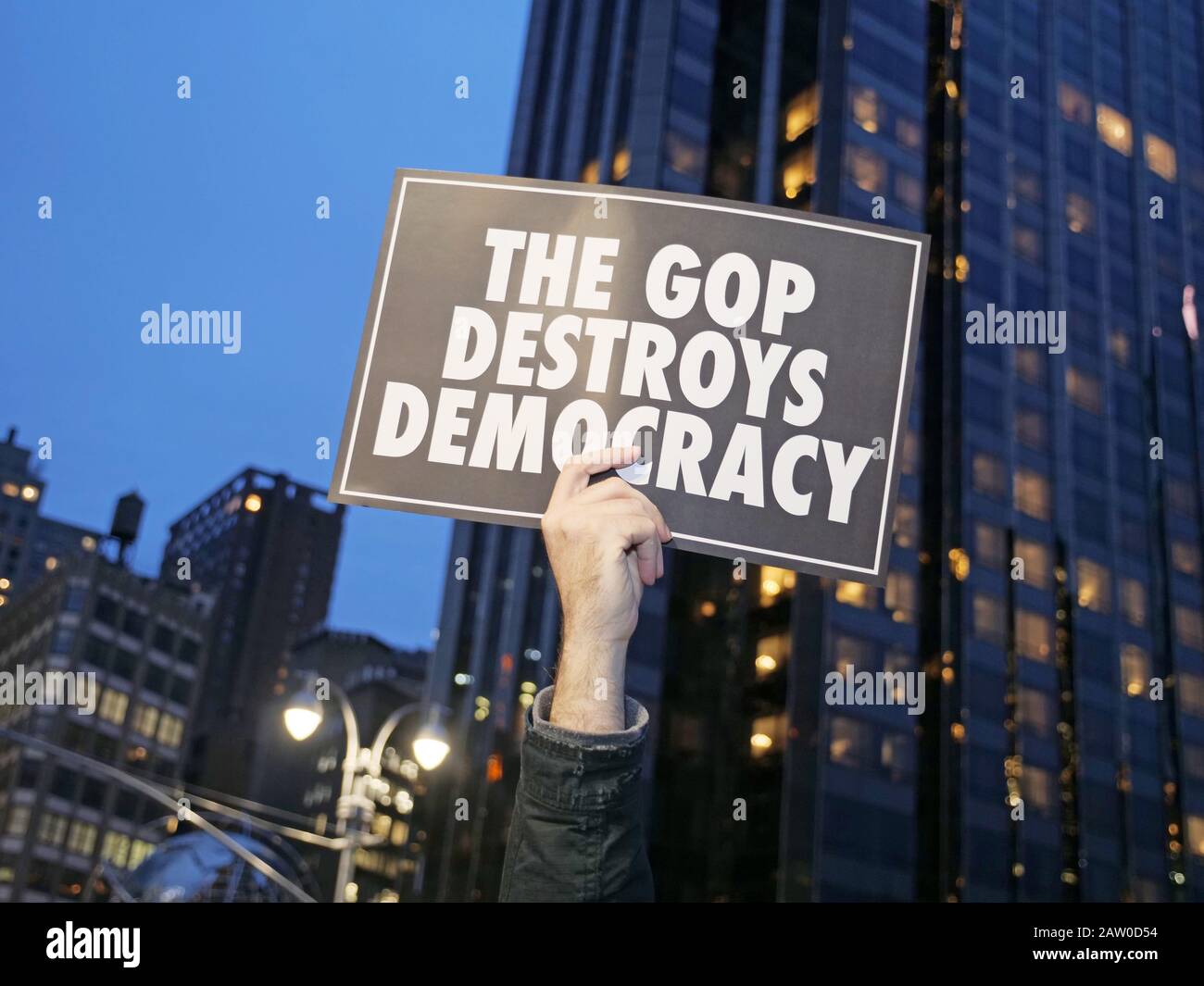 New York, New York, USA. Februar 2020. 750-1000 Menschen sammelten um 17:30 Uhr den Columbus Circle in NYC, nachdem der US-Senat im Amtsenthebungsverfahren gegen den Druck Trumps für Nicht Schuldig gestimmt hatte. Die lautstarke/wütende Menge marschierte dann am 57. ST zum Trump Tower, der ihren Missmut zeigte. Credit: Milo Hess/ZUMA Wire/Alamy Live News Stockfoto