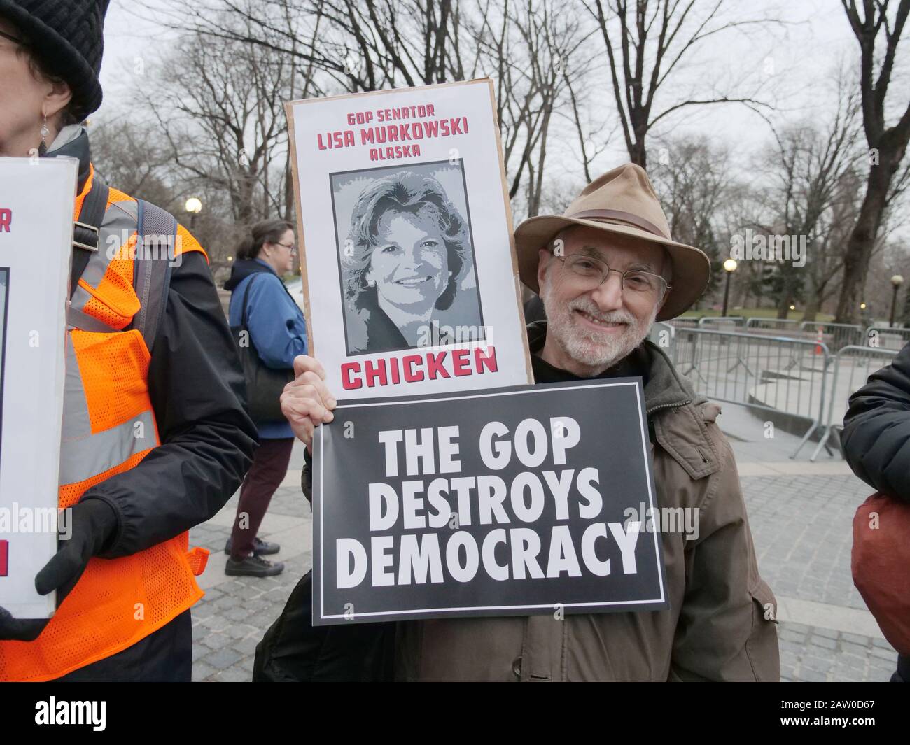 New York, New York, USA. Februar 2020. 750-1000 Menschen sammelten um 17:30 Uhr den Columbus Circle in NYC, nachdem der US-Senat im Amtsenthebungsverfahren gegen den Druck Trumps für Nicht Schuldig gestimmt hatte. Die lautstarke/wütende Menge marschierte dann am 57. ST zum Trump Tower, der ihren Missmut zeigte. Credit: Milo Hess/ZUMA Wire/Alamy Live News Stockfoto