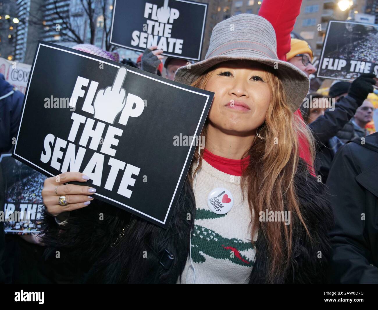 New York, New York, USA. Februar 2020. 750-1000 Menschen sammelten um 17:30 Uhr den Columbus Circle in NYC, nachdem der US-Senat im Amtsenthebungsverfahren gegen den Druck Trumps für Nicht Schuldig gestimmt hatte. Die lautstarke/wütende Menge marschierte dann am 57. ST zum Trump Tower, der ihren Missmut zeigte. Credit: Milo Hess/ZUMA Wire/Alamy Live News Stockfoto