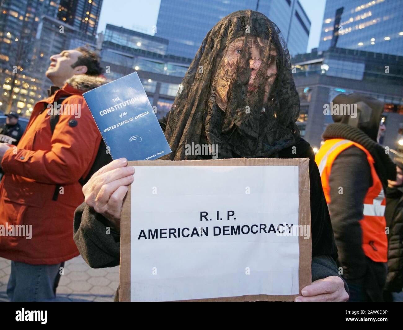 New York, New York, USA. Februar 2020. 750-1000 Menschen sammelten um 17:30 Uhr den Columbus Circle in NYC, nachdem der US-Senat im Amtsenthebungsverfahren gegen den Druck Trumps für Nicht Schuldig gestimmt hatte. Die lautstarke/wütende Menge marschierte dann am 57. ST zum Trump Tower, der ihren Missmut zeigte. Credit: Milo Hess/ZUMA Wire/Alamy Live News Stockfoto