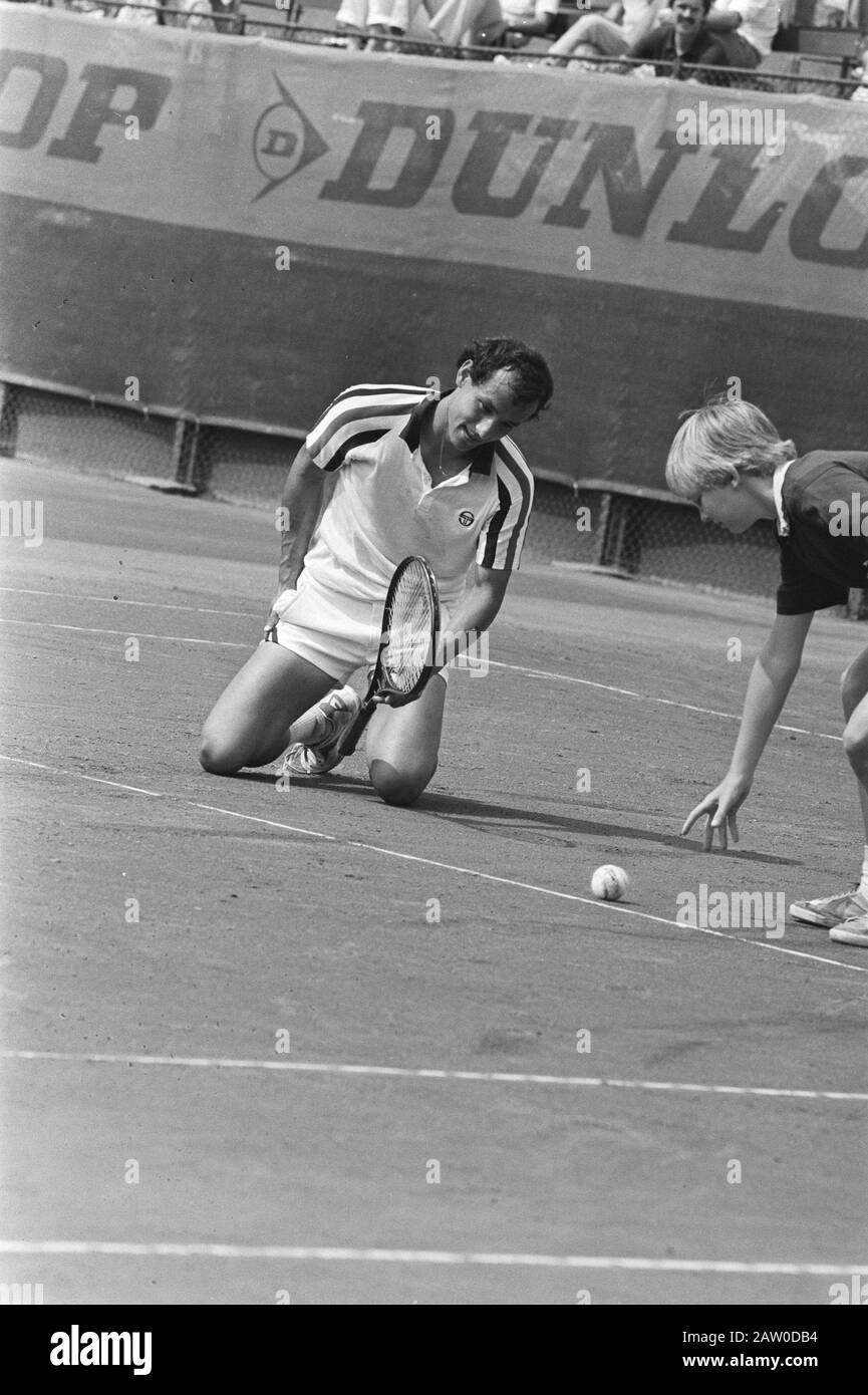 National-Tennis, Scheveningen; Sie auf den Knien Datum: 12. August 1982 Ort: Scheveningen, Zuid-Holland Schlüsselwörter: Meisterschaften, Tennis Stockfoto
