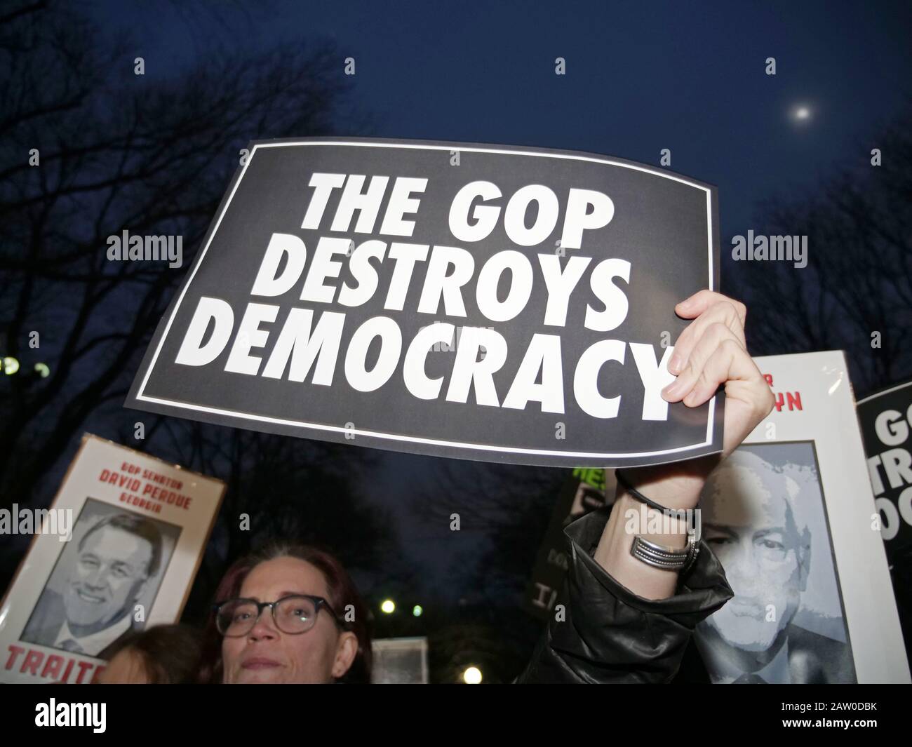 New York, New York, USA. Februar 2020. 750-1000 Menschen sammelten um 17:30 Uhr den Columbus Circle in NYC, nachdem der US-Senat im Amtsenthebungsverfahren gegen den Druck Trumps für Nicht Schuldig gestimmt hatte. Die lautstarke/wütende Menge marschierte dann am 57. ST zum Trump Tower, der ihren Missmut zeigte. Credit: Milo Hess/ZUMA Wire/Alamy Live News Stockfoto