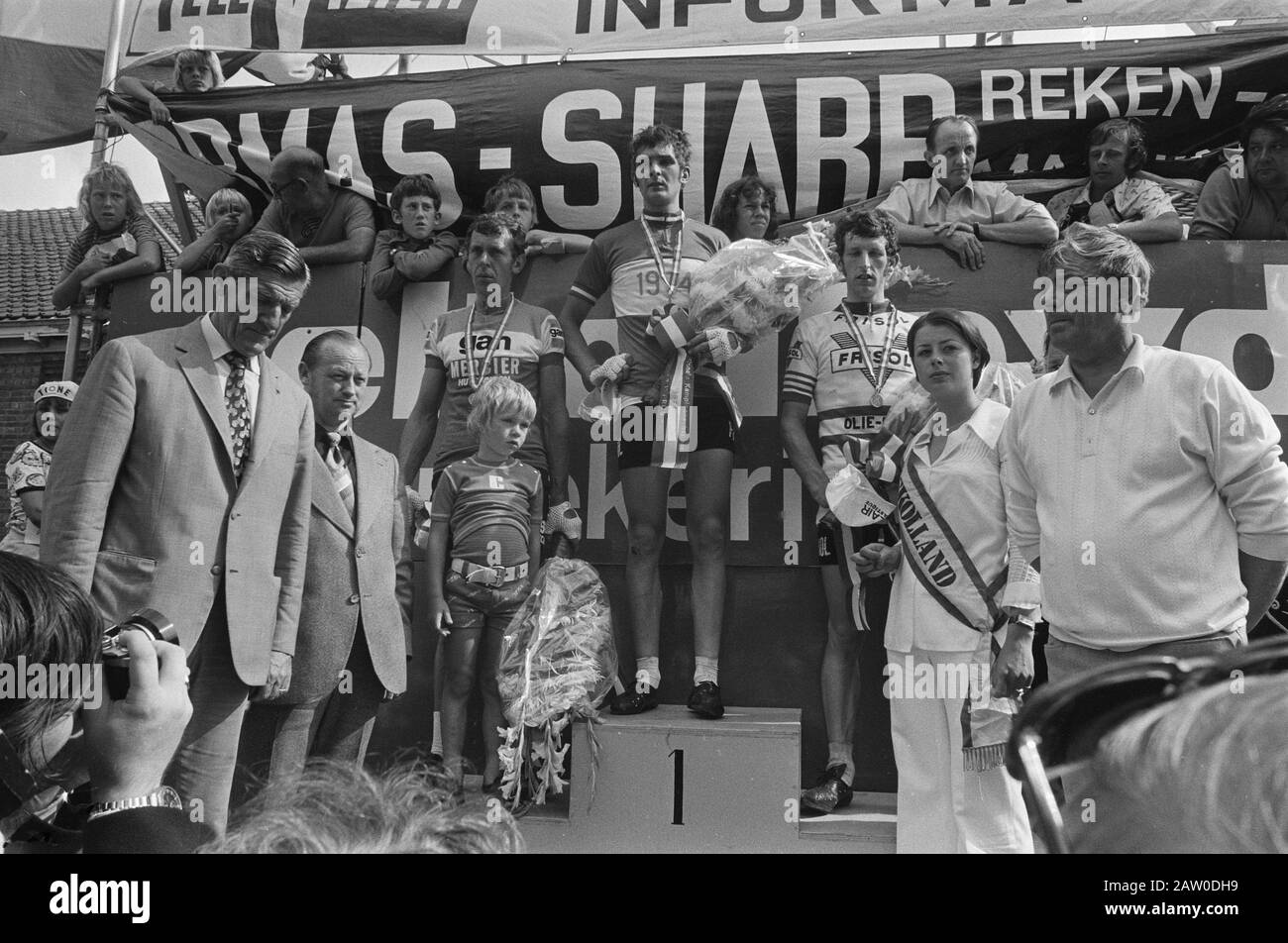 Nationale Radweltmeisterschaften für Amateure in Hoogerheide; v. l.n.r. Gerard Vianen, Champion Cees Priem und Nidi den Hertog. Datum: 22.Juni 1974 Ort: Hoogerheide, North Carolina Schlagwörter: Sport, Radsport Personenname: Herzog, Nidi den, Priem, Cees, Vianen, Gerard Stockfoto