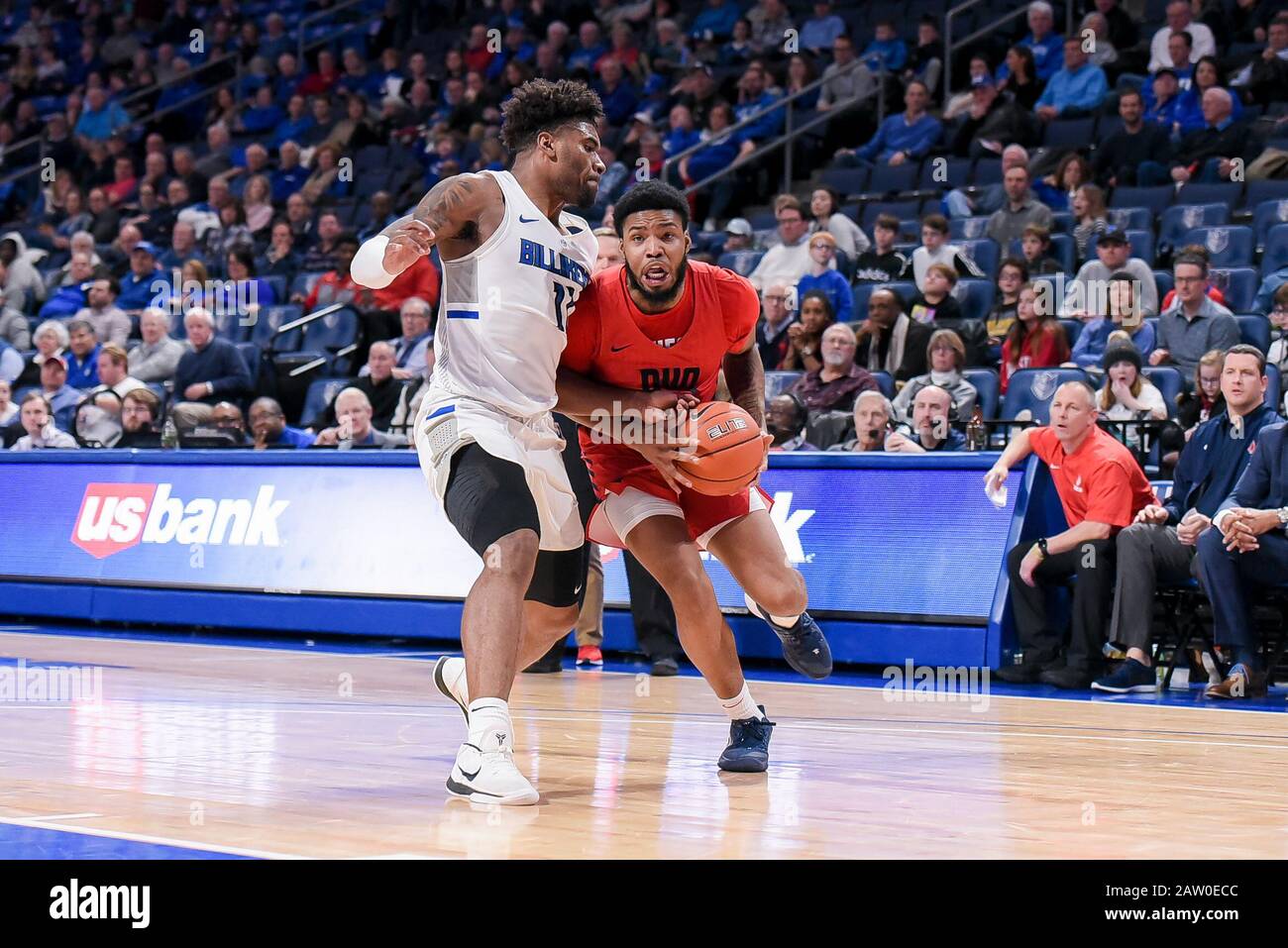 Februar 2020: Saint Louis Billikens Forward Hasahn French (11) unterbricht den Antriebsversuch der Duquesne Dukes Forward Marcus Weathers (5) in einem atlantischen Konferenzspiel 10, in dem die Duquesne Dukes die St. Louis Billikens besuchten. Ausgetragen in der Chaifetz Arena in St. Louis, MO Richard Ulreich/CSM Stockfoto