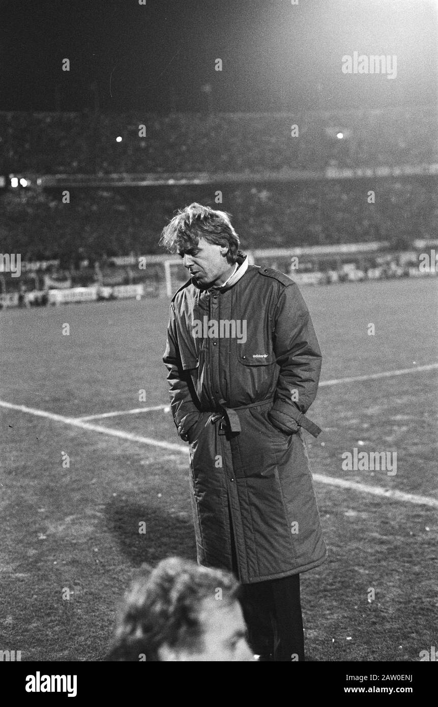 Niederlande gegen Belgien (Rotterdam) 2:1 WM-Qualifikationsspiel; Trainer Beenhakker Leave enttäuschte das Feld Datum: 20. November 1985 Ort: Rotterdam, South Holland Schlagwörter: Trainer, Sport, Fußball Personenname: Beenhakker Stockfoto