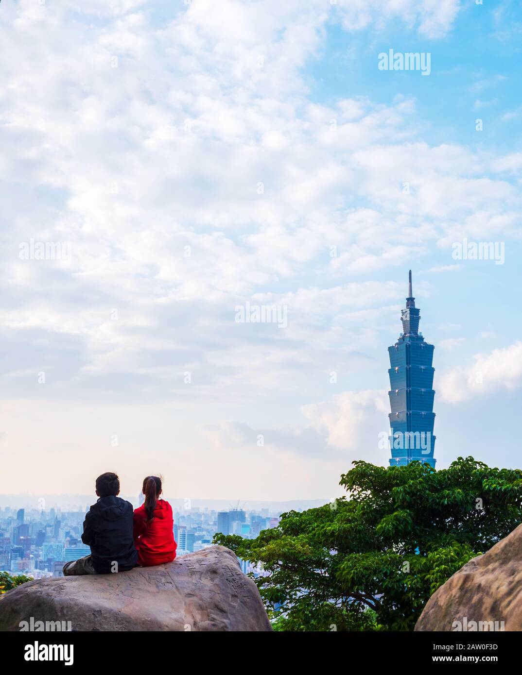 Touristen wandern am Elephant Mountain im Nangang District Wanderpfad, um die beste Aussicht auf Taipei City.Taiwan zu erhalten Stockfoto