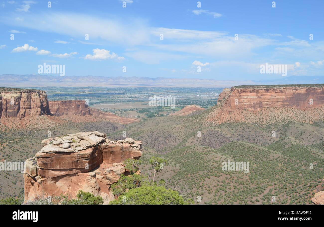 Sommer im Colorado National Monument: Blick Auf Monument Canyon zum Colorado River, Grand Valley & Book Cliffs Von Grand View Entlang Des Rim Rock Drive Stockfoto