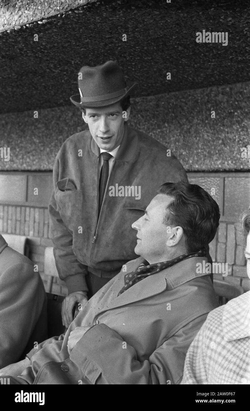 Niederlande gegen Bulgarien 4-2 im Olympiastadion Rudy Carrell auf dem Podium Datum: 3. April 1960 Ort: Bulgarien, Niederlande Schlagwörter: Tribünenname: Rudy Carrell Institution Name: Olympiastadion Stockfoto