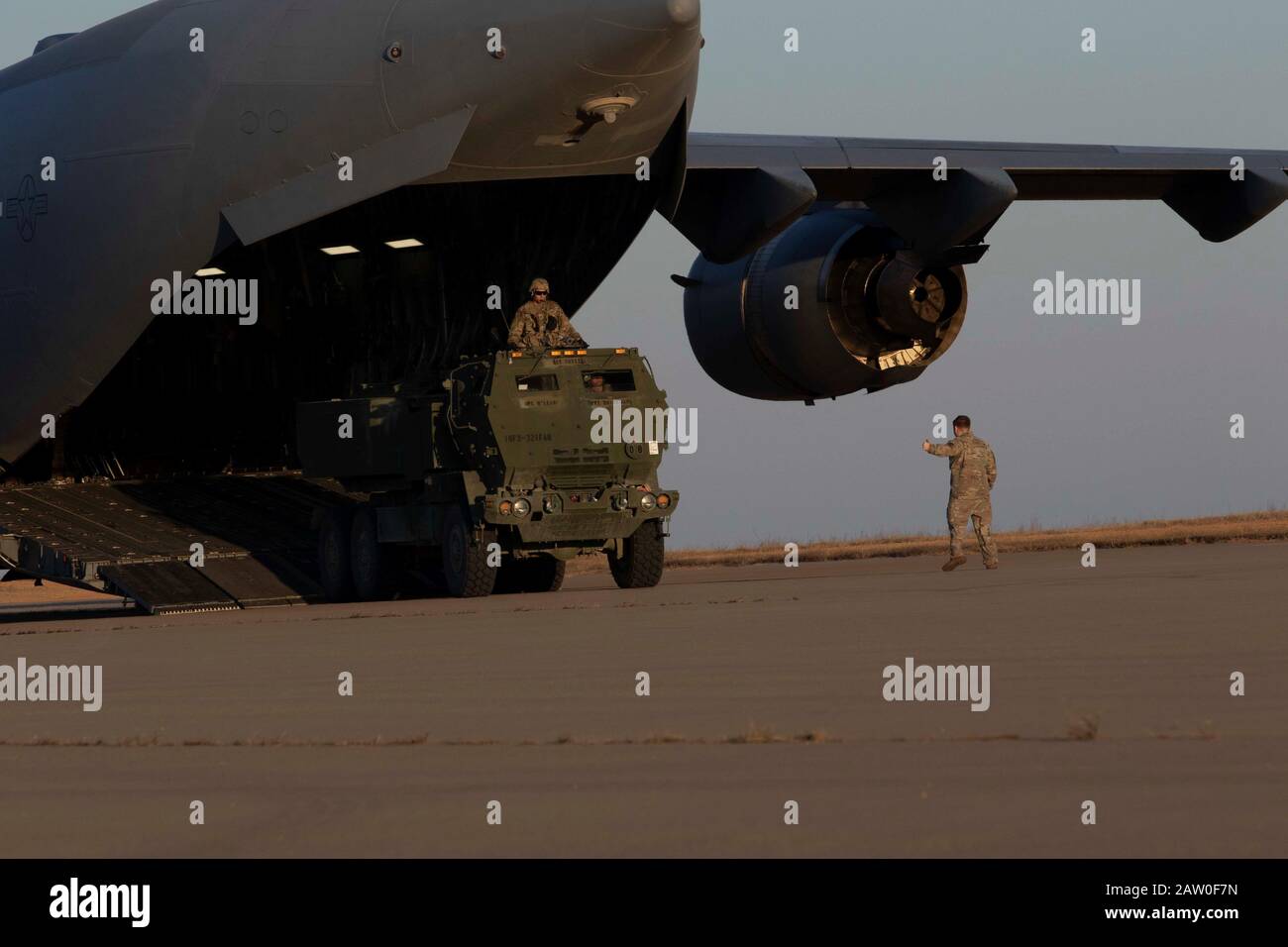 Ein M142 High Mobility Artillery Rocket System wird von einer C-17 Globemaster III während Der Operation Thunderstruck 30. Januar 2020 in Holland Drop Zone, Fort Bragg, N.C. am Boden geführt Operation Thunderstruck ist eine Übung, die durchgeführt wird, um die Bereitschaft von 3-321 FAR zu halten, um eine präzise Feuerleistung mit großer Reichweite zu liefern. (USA Armee Foto von Pfc. Nathaniel Gayle, 22. Mobile Public Affairs Detachment) Stockfoto