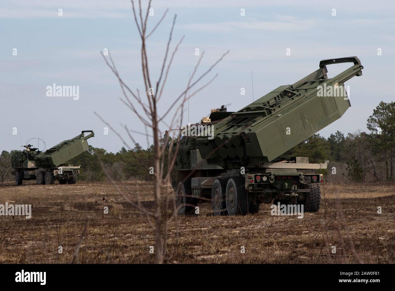 Crewmitglieder des 3rd Battalion, 321st Field Artillery Regiment, heben M142 High Mobility Artillery Rocket Systems auf, um Genauigkeit für Live-Runden während Der Operation Thunderstruck 29. Januar 2020 in Holland Drop Zone, Fort Bragg, N.C. zu ermitteln Operation Thunderstruck ist eine Übung, die durchgeführt wird, um die Bereitschaft von 3-321 FAR zu halten, um eine präzise Feuerleistung mit großer Reichweite zu liefern. (USA Armee Foto von Pfc. Nathaniel Gayle, 22. Mobile Public Affairs Detachment) Stockfoto