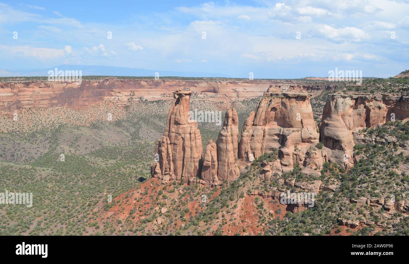 Frühsommer in Colorado: Blick Auf Monument Canyon bei Der Gründung Eines Kussing-Paares Aus Grand View Entlang Des Rim Rock Drive im Colorado National Monument Stockfoto