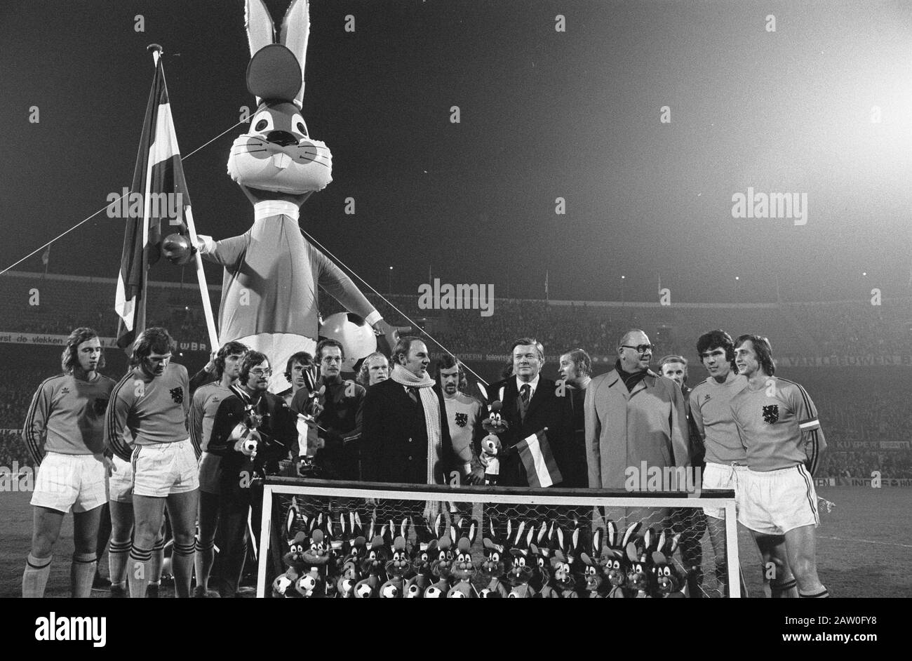 Niederlande gegen Österreich 1-1; Team mit dem Kaninchen Datum: 27. März 1974 Schlagwörter: Mannschaften, Sport, Fußball Stockfoto