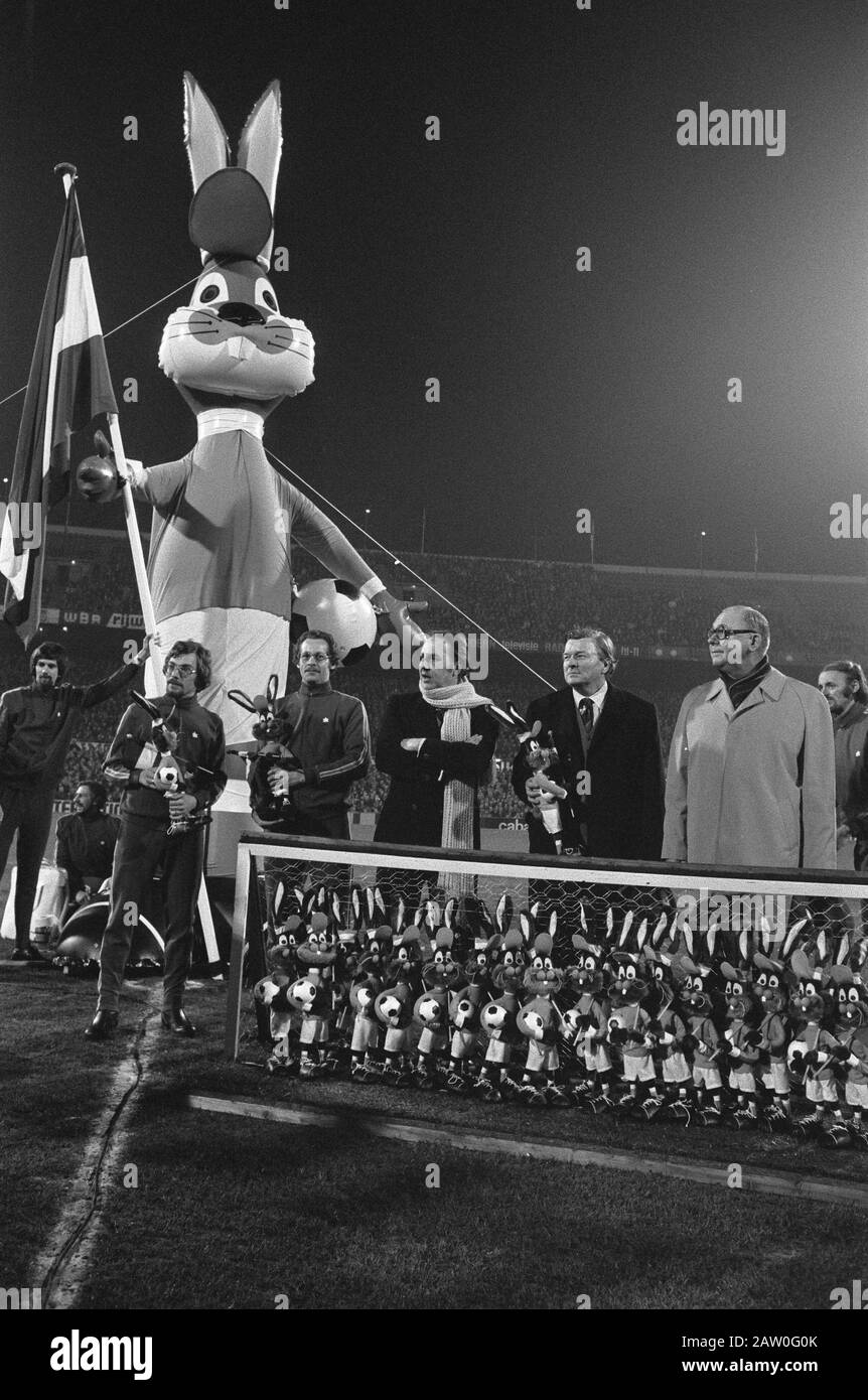 Niederlande gegen Österreich 1-1; Cruyff mit Kaninchen und Team Datum: 27. März 1974 Schlagwörter: Sport, Fußball Personenname: Cruijff, Johan Stockfoto