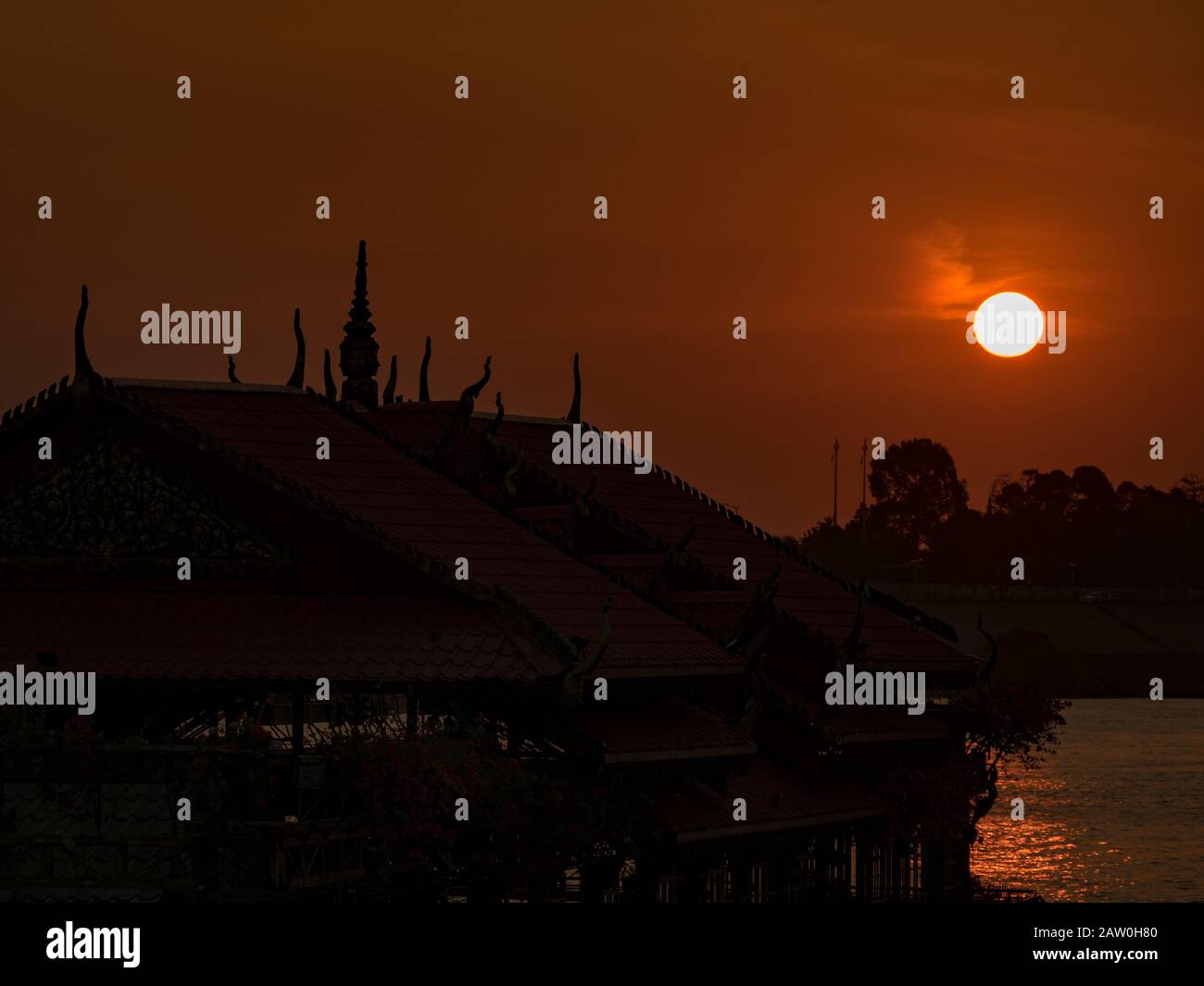 Sonnenaufgang über einer buddhistischen Pagode entlang des Mekong Flusses in der Nähe von Phnom Penh Kambodscha Stockfoto
