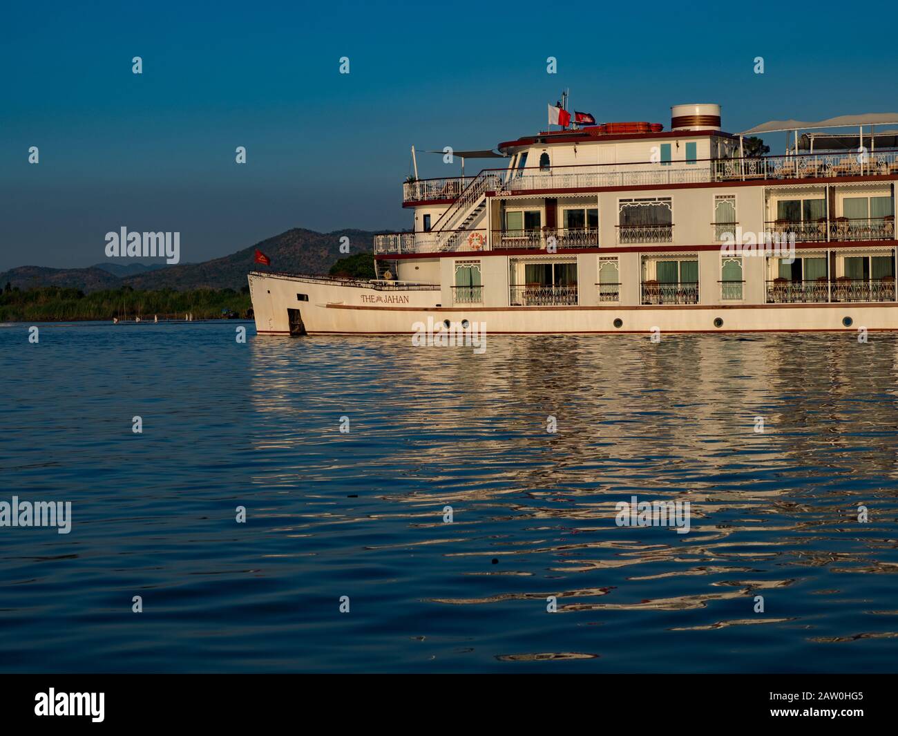Das schöne Touristenschiff Jahan, das der Heritage Line gehört und von National Geographic Expeditions entlang des Mekong Flusses in Kambodscha benutzt wird Stockfoto