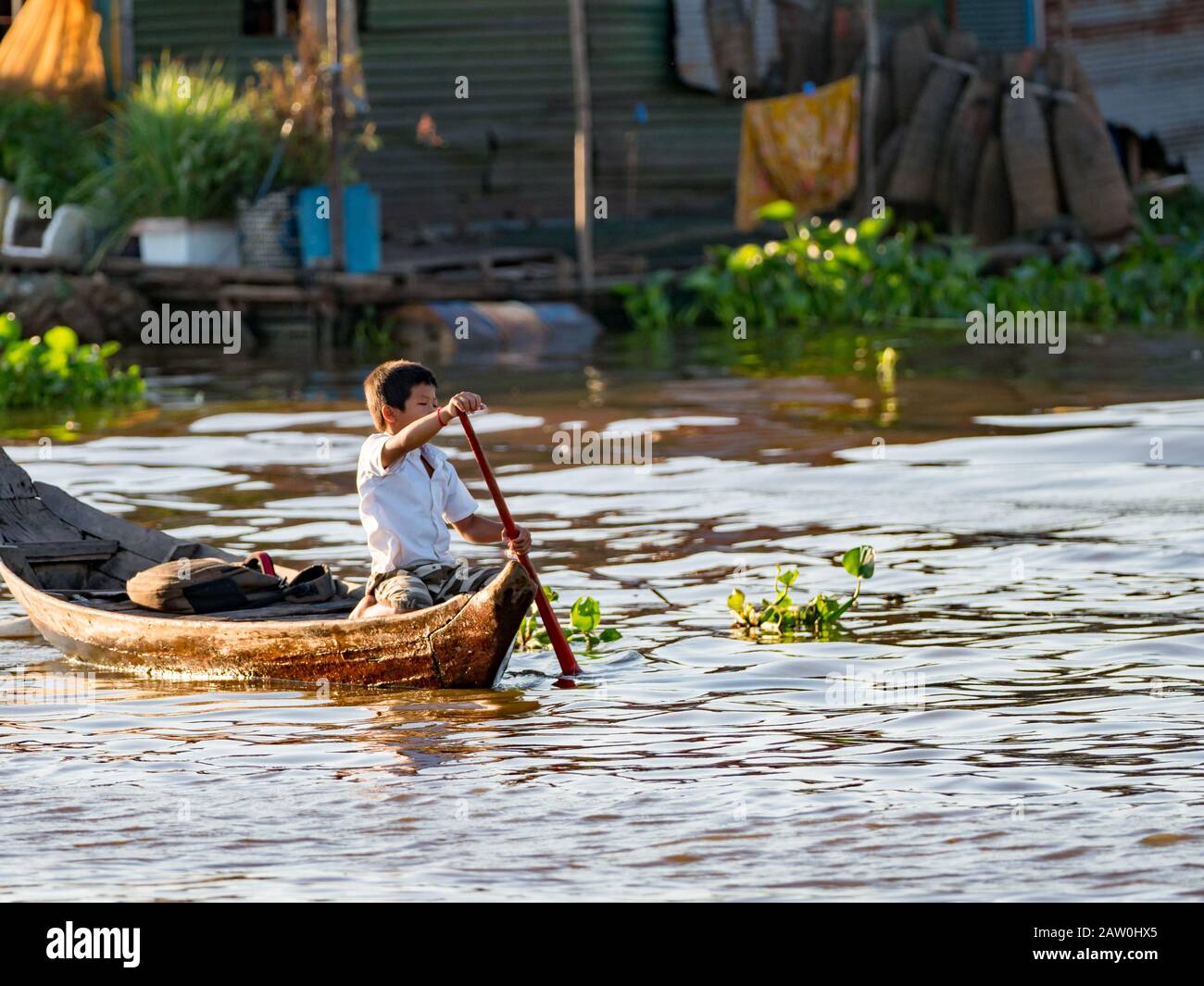 Die Menschen von Prek Toal am Tonle Sap See leben in einem schwimmenden Dorf, das einen Großteil ihres Lebens in allem, was sie tun, auf dem Wasser verbringt Stockfoto