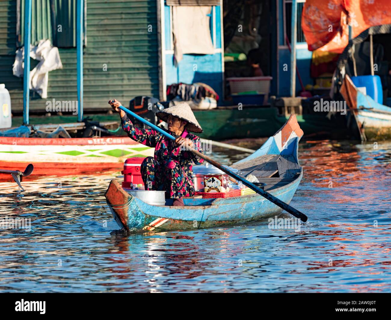 Die Menschen von Prek Toal am Tonle Sap See leben in einem schwimmenden Dorf, das einen Großteil ihres Lebens in allem, was sie tun, auf dem Wasser verbringt Stockfoto