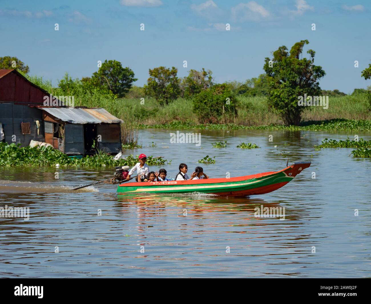 Die Menschen von Prek Toal am Tonle Sap See leben in einem schwimmenden Dorf, das einen Großteil ihres Lebens in allem, was sie tun, auf dem Wasser verbringt Stockfoto