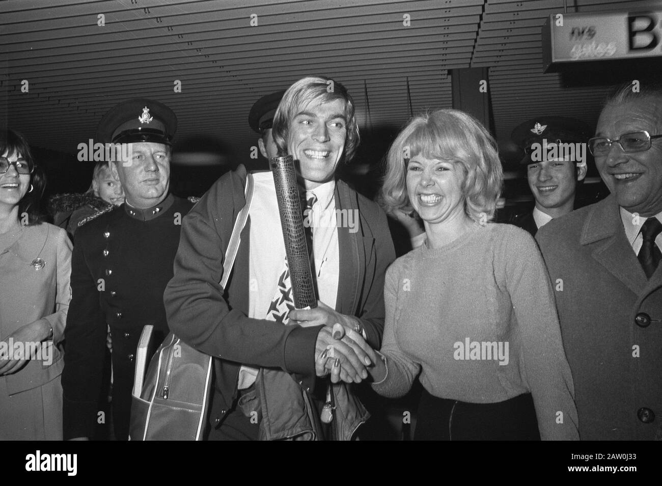 Niederländische Skating-Mannschaft bei den Olympischen Sommerspielen in Schiphol in Sapporo gratuliert Schenk dem Mädchen Datum: 9. Februar 1972 Ort: Nordholland, Schiphol Schlüsselwörter: Skater Institution Name: Winterolympiade Stockfoto