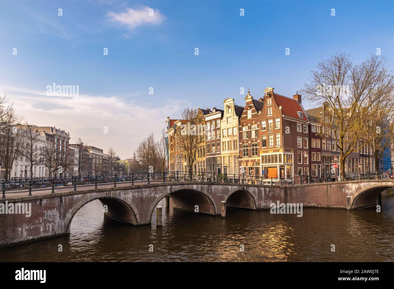 Amsterdam Niederlande, Skyline der Stadt am Ufer des Kanals und Brücke mit traditionellem Haus Stockfoto