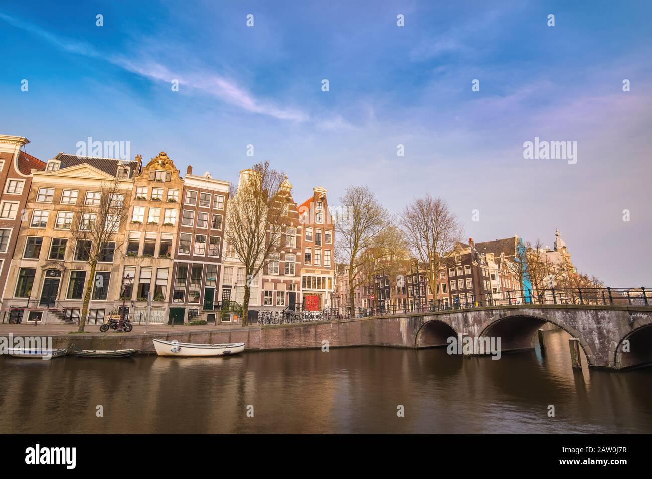Amsterdam Niederlande, Skyline der Stadt am Ufer des Kanals und Brücke mit traditionellem Haus Stockfoto