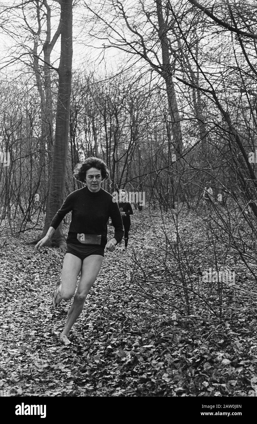Niederländische Meisterschaft Cross Country, Gerda Kraan gewinnt 1500 m bei den Damen Datum: 7. März 1965 Schlagwörter: WM Personenname: Kran, Gerda Stockfoto