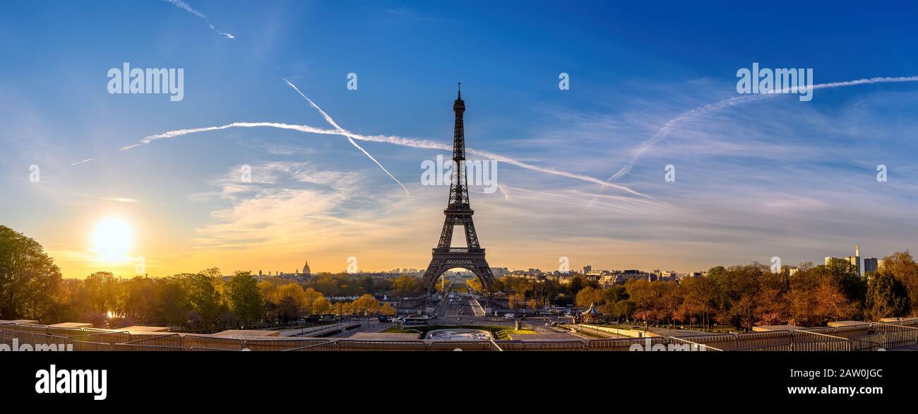 Paris Frankreich, Panorama-Skyline Sonnenaufgang auf dem Eiffelturm und den Trocadero-Gärten Stockfoto