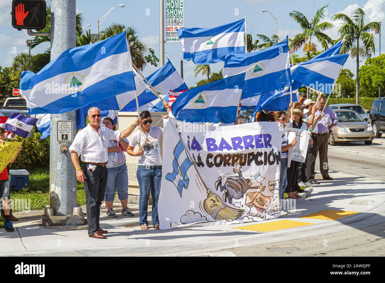 Miami Florida, Protest, hispanische Proteststraße, benannt nach dem korrupten nicaraguanischen General, Flagge, Demonstranten, spanische Sprache, zweisprachig, FL100919001 Stockfoto